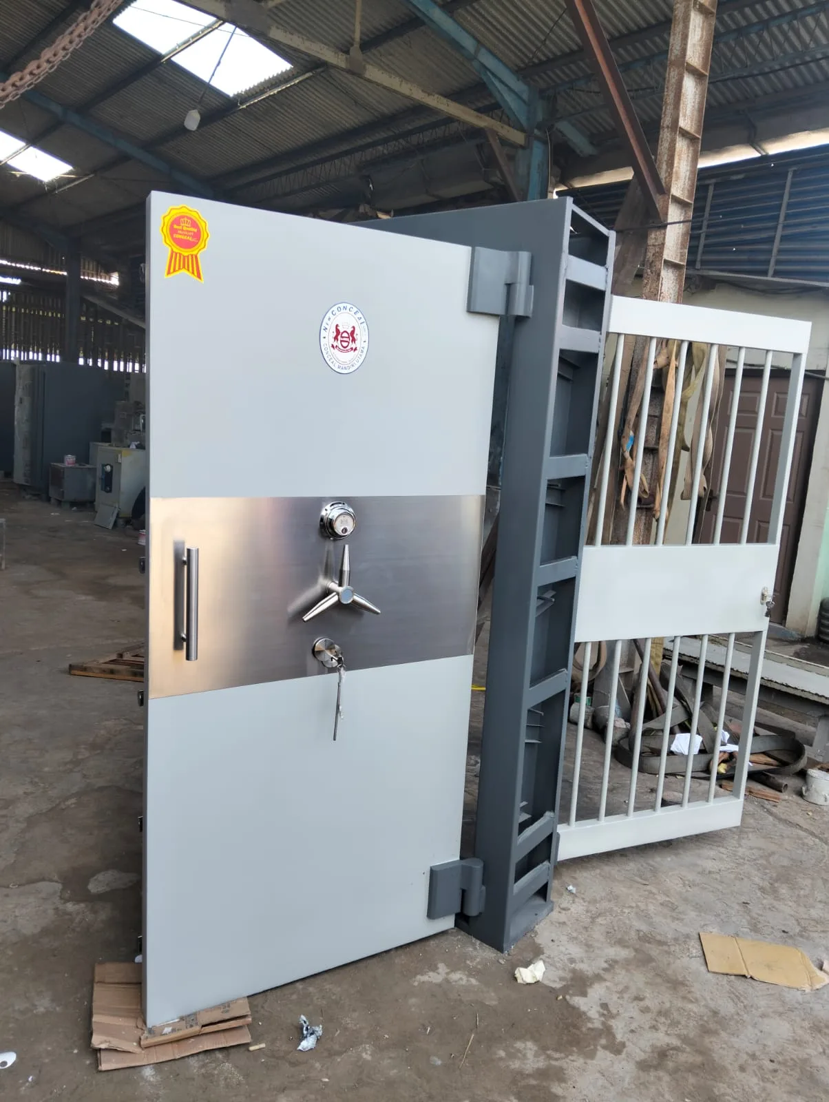 Pintu Khazanah atau banker uk T205 x L116 x D30cm