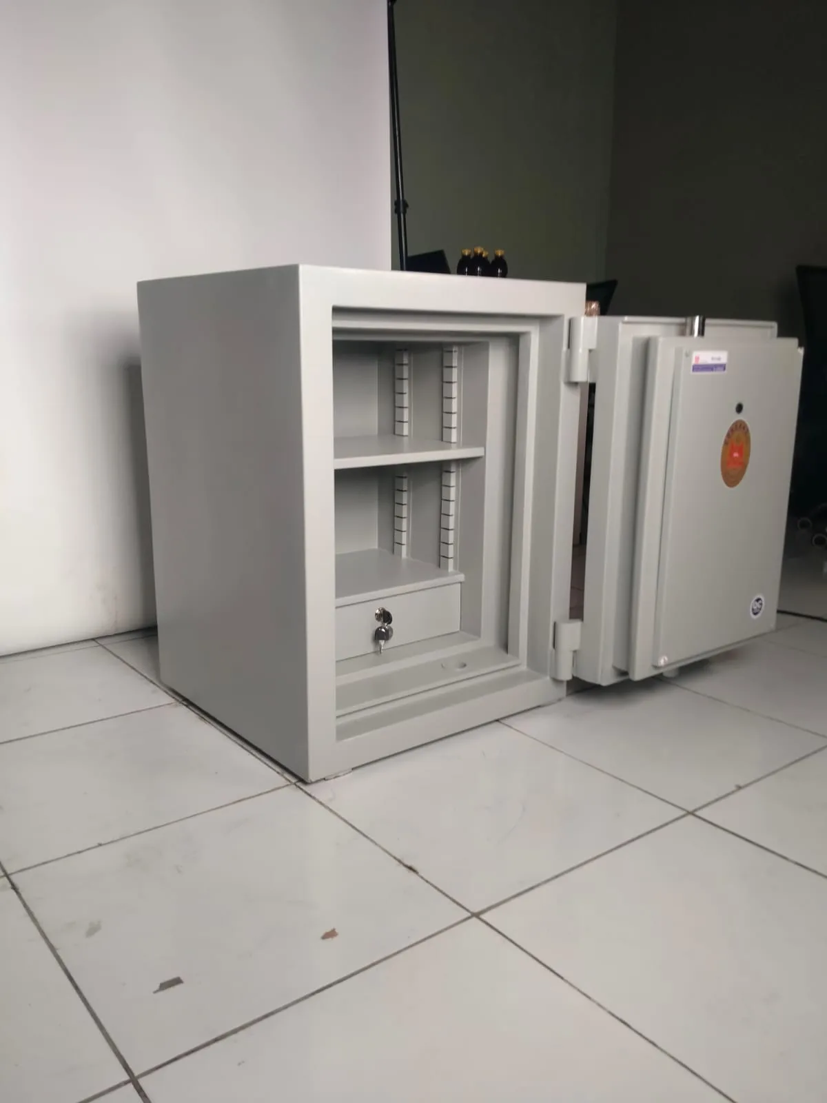 Brankas rumah tahan api tipe Perfection 2 uk T72 x L55 x D52cm